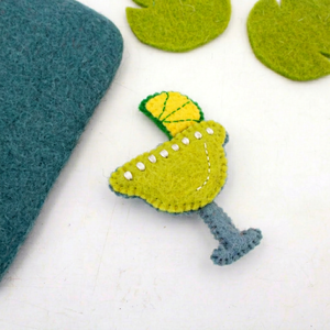 Margarita de fieltro de lana cosida a mano, de 10 cm, para juguete educativo: Comercio justo y hecho a mano de forma ética - Product Image 3