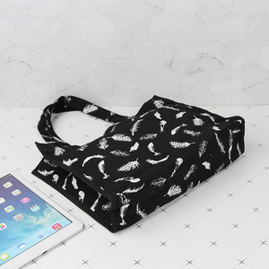 FULAIYA FLY-C00345 Bolsas de Lona Personalizadas Reciclables con Estampado de Plumas Negras, Asa de Hombro, Cierre Abierto para - Product Image 3