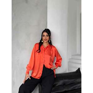 Chemise en satin boutonnée pour femme avec logo brodé, motifs floraux, léopard, rayures et dentelle, disponible en taille XL pour le bureau, les fêtes, les occasions formelles, l'automne - Product Image 2