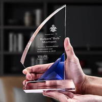Gravure personnalisée bleu jaune cristal voilier forme trophée