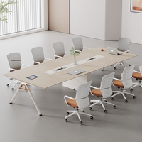 Table de conférence en bois avec chaises intégrées, capacité 10 personnes, design moderne et épuré, écologique, pour salles de réunion