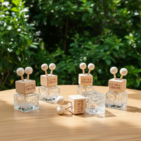 Vente en gros Capuchon carré suspendu en bois vide de luxe Mini Classic 8ml 10ml Rafraîchisseur d'air Parfum Voiture Diffuseur Bouteille en verre dépoli