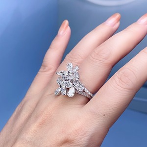 Bague florale de luxe en or 18 carats avec diamants marquise multi-pierres, design fleur scintillante, bijou raffiné pour soirée - Product Image 1