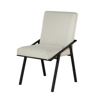 Chaise de salle à manger de luxe en tissu bouclé avec dossier haut et coussin épais et cadre en métal noir pour salle à manger salon