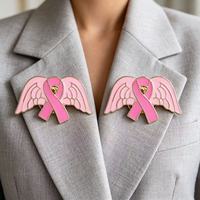 Badge émaillé en métal moulé Aile d'ange Ruban Rose avec bordure dorée, symbole de soutien pour la sensibilisation au cancer du sein et les événements caritatifs