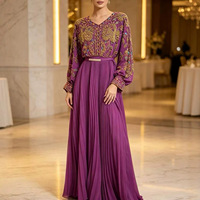 Robe longue plissée élégante à col en V brodée de perles, ceinture définie à la taille, style musulman, pour fabricants de vêtements