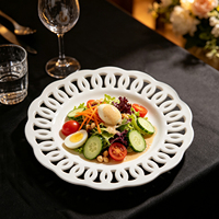 Assiette de présentation en porcelaine tendre ajourée à motifs en relief, assiette vintage en forme de fleur pour mariage