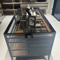 Vitrine d'îlot à bijoux moderne haut de gamme sur mesure, autoportante, en verre trempé, avec rangement suspendu compartimenté pour salon