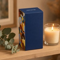 Boîte cadeau rigide bleu marine mat avec blocs de couleur, impression personnalisée pour bougies et parfums d'intérieur, emballage de luxe en carton pliable à rabat.