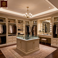 Armoire ouverte en bois moderne et luxueuse avec îlot de dressing, système d'éclairage LED et coiffeuse - Personnalisation complète pour toute la maison