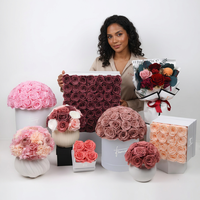 Bouquet de roses stabilisées et préservées avec logo personnalisé dans une boîte ronde, carrée ou en forme de cœur, avec vase en céramique de porcelaine