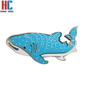 Épinglette en émail moderne plaquée or, motif requin baleine, thème vie marine, créatures océaniques et d'aquarium, cadeau artisanal, fabrication sur mesure, 20 ans d'expérience en usine - Product Image 2