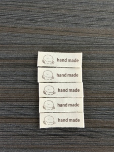 Étiquettes tissées en polyester personnalisées à bas prix pour vêtements avec logo pour t-shirts - Product Image 6