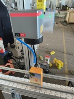 Machine de marquage laser entièrement automatique dédiée au codage de date pour la production vidéo
