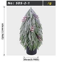 Sapin de Noël artificiel floqué de 60 cm (2 pieds) en pot, type Norfolk, avec baies rouges et cônes de pin, pour décoration de table ou cheminée intérieure