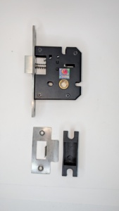 Loquet bébé de 45 mm en fer avec plaques avant et latérales en acier inoxydable 304, finition thermolaquée pour porte d'armoire, placard, armoire - Product Image 4