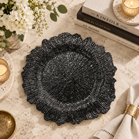 Assiette de présentation de luxe texturée en plastique de 13 pouces avec motif gaufré rayonnant pour réceptions de mariage, événements hôteliers et décoration de table