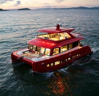Catamaran de luxe de 62 pieds en fibre de verre soudée, avec deux moteurs in-bord de 440 CV et commande par écran tactile, idéal pour les croisières de plaisance en mer.