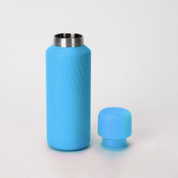 Bouteille en acier inoxydable à double paroi sans BPA personnalisée en gros avec couvercles à une main
