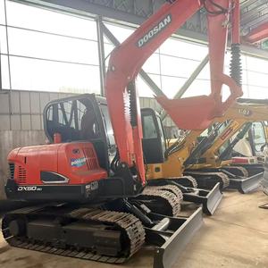 Excavadora de cadenas pequeña DOOSAN DX60-9 usada, original de Corea, 6 toneladas, motor ORIGINAL, pocas horas de trabajo, excavadora hidráulica pequeña para granja - Product Image 1