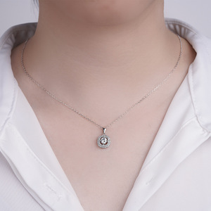 Conjunto de Joyería Nupcial Clásico de Plata de Ley 925 con Halo de Circonitas Cúbicas de Corte Cojín, Set de 3 Piezas: Anillo, Pendientes y Collar para Novia - Product Image 2