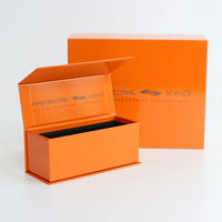 Boîte cadeau en carton rigide orange avec logo personnalisé, fermeture magnétique et insert en mousse