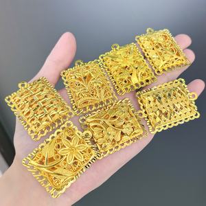 Pendentif de mariage carré grand format plaqué or 24 carats avec sertissage griffe, design JXX, bijoux unisexe - Product Image 1