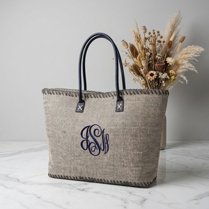 Borsa Tote Personalizzata <span class=keywords><strong>con</strong></span> Monogramma, <span class=keywords><strong>Iniziali</strong></span> <span class=keywords><strong>Ricamate</strong></span> su Misura, Borsa a Spalla in Misto Juta <span class=keywords><strong>con</strong></span> Manici in Pelle e Finitura Cucita a Punto Whipstitch - Product Image 5