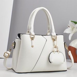 Sac à main élégant pour femme en PU bicolore avec bandoulière amovible et décoration à fermoir - Product Image 1