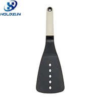 Spatule à fentes en nylon plastique rigide de haute qualité, résistante à la chaleur, légère, pour la maison, avec manche en caoutchouc confortable
