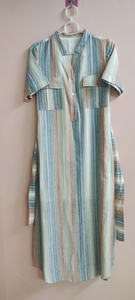 Vestido informal a rayas con botones para mujer, con lazo en la cintura, cómodo vestido de verano con mangas cortas y rayas modernas - Product Image 3