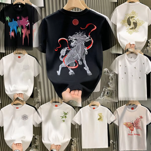 T-shirt da uomo all'ingrosso in cotone 220gsm a manica corta con logo in rilievo, collo semplice, tessuto morbido, 100% cotone, prezzo scontato - Product Image 3