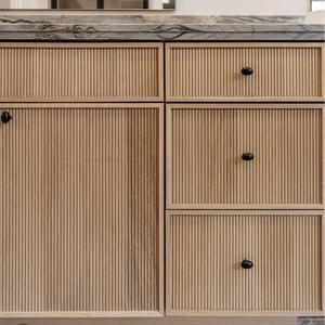 Cucina Modulare di Lusso CBMmart in Legno Massello, Mobili Slim Shaker in Rovere Bianco, Piano di Lavoro Laminato, Rubinetto per Progetti di Ville - Product Image 1