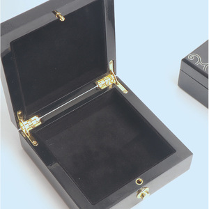 Boîte à bijoux en bois carrée, petite et moyenne, laquée et polie avec lettrage doré pour le rangement et l'emballage cadeau - Product Image 3