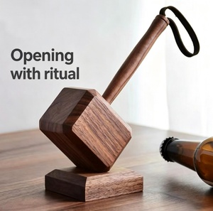 Abridor de Botellas Magnético de Madera con Forma de Martillo de Thor, Adorno Creativo para el Hogar y el Automóvil - Product Image 2