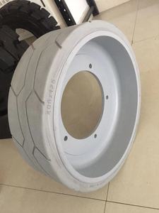 Nuevo producto Kobura: Llanta de fibra de carbono de alta calidad con neumático de caucho para plataformas de trabajo aéreas como elevadores de tijera, más ligeros y resistentes. - Product Image 4