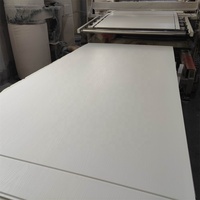 Panneau en mousse PVC texturé imitation bois brun résistant aux UV pour décoration extérieure