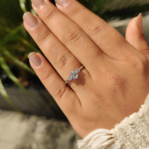 Bague intemporelle en diamant de culture avec un bandeau minimaliste mettant en valeur la beauté et la brillance de chaque pierre d'Inde - Product Image 2