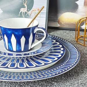 Venta al por mayor exquisitos juegos de vajilla de porcelana azul de lujo 4 piezas comedor occidental decoración del hogar platos elegante colección de cerámica - Product Image 5