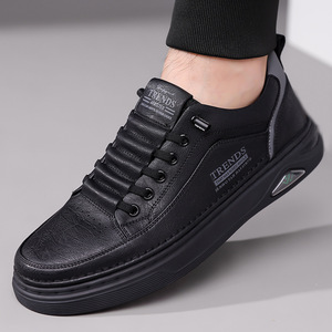 รองเท้าผ้าใบลำลองผู้ชายสีขาวหนังแท้ ส้นเตี้ย พื้นยางกันลื่น ดีไซน์ทันสมัย - Product Image 4