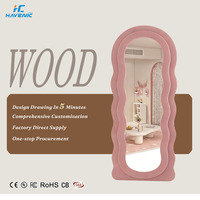 Miroir sur pied pleine longueur moderne en forme de vague irrégulière avec cadre en bois et peluche douce, idéal pour chambre à coucher, dressing et mode.