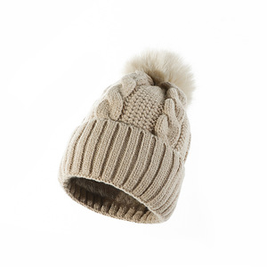 <span class=keywords><strong>Bonnet</strong></span> d'hiver pour femmes avec logo personnalisé en gros avec boule de fourrure <span class=keywords><strong>pompon</strong></span> tricoté en <span class=keywords><strong>blanc</strong></span> chaud et noir bonnets à la mode - Product Image 6