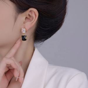 ต่างหูผู้หญิงระดับไฮเอนด์สไตล์เซียวเซียงเฟิง ประดับเพชรซิคอนสีดำขาว ดีไซน์ทันสมัย โดดเด่นไม่ซ้ำใคร สไตล์หรูหราเบาๆ  ของขวัญเสริมบุคลิกภาพ - Product Image 4