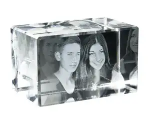 سنوات 3D lasered الكريستال صورة من زوجين داخل شكل الزجاج مكعب