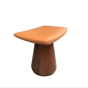 Tabouret ottoman moderne minimaliste de luxe en cuir rembourré avec base en bois massif, tabouret de table basse pour hôtel - Product Image 1