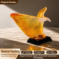 Sculpture moderne en résine transparente jaune en forme d'aile d'aigle avec base noire pour la décoration de table de salon et cadeau d'art de pendaison de crémaillère