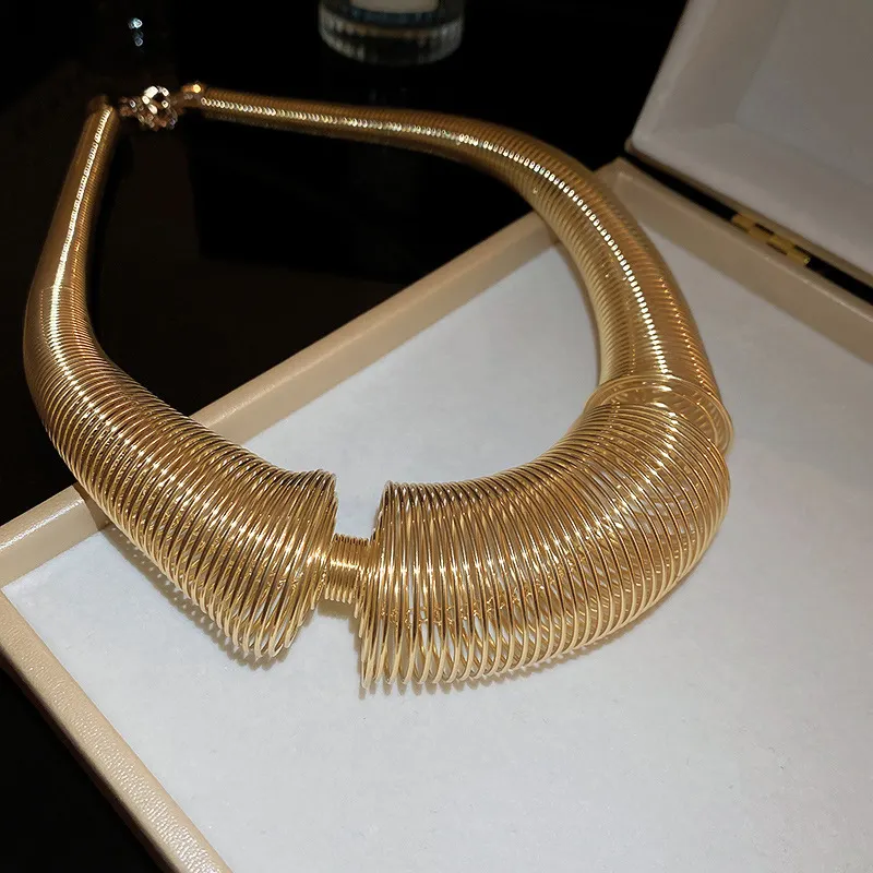 Venta al por mayor collar de metal pesado exagerado gran primavera diseño sentido gargantilla personalidad Senior sentido collar único