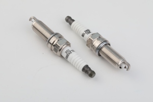 Bougie d'allumage longue durée SILZK6RB10E compatible avec Hyundai Rio Kia Forte - Product Image 3