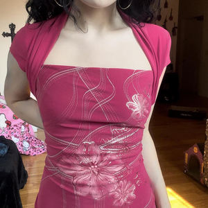 Camiseta de manga corta ajustada con estampado floral tejido estilo vintage americano 2026 para mujer, con hombros estructurados y efecto de capas, top sexy de estilo urbano. - Product Image 2