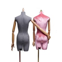 Koreanischer Stil FRP Halbkörper-Schaufensterpuppe Weibliches Modell Kopf-Displayständer für Hochzeitskleider und Schneidergebrauch